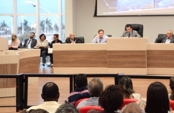 Com plenário lotado, Crivella debate cenário econômico atual em Macaé